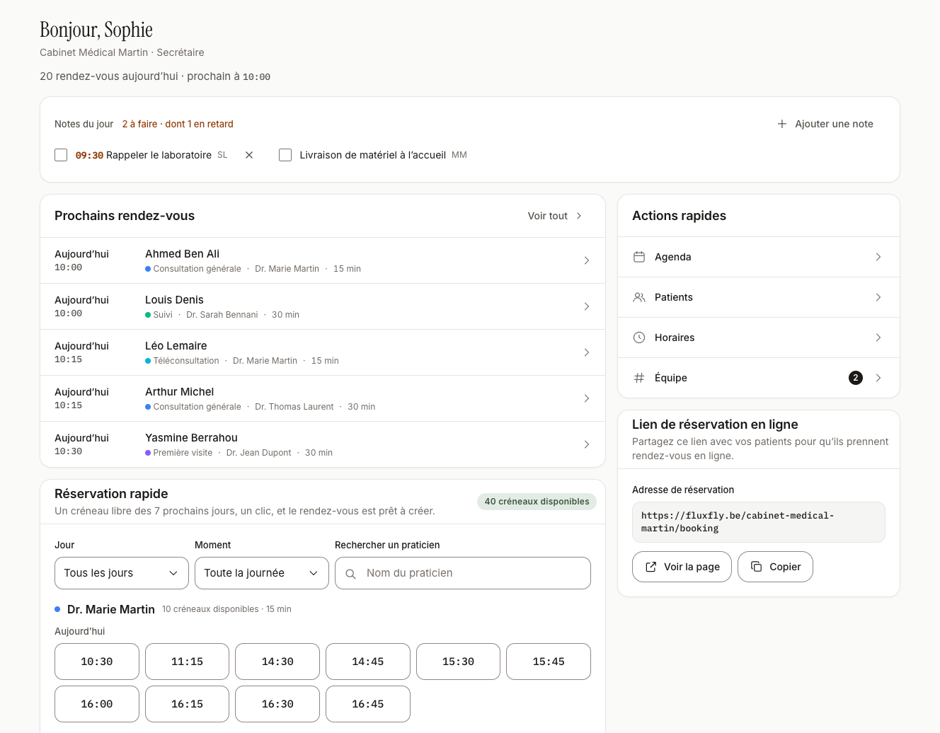 Tableau de bord de FluxFly : notes du jour, prochains rendez-vous de l'équipe, actions rapides, lien de réservation en ligne et créneaux libres à réserver en un clic.