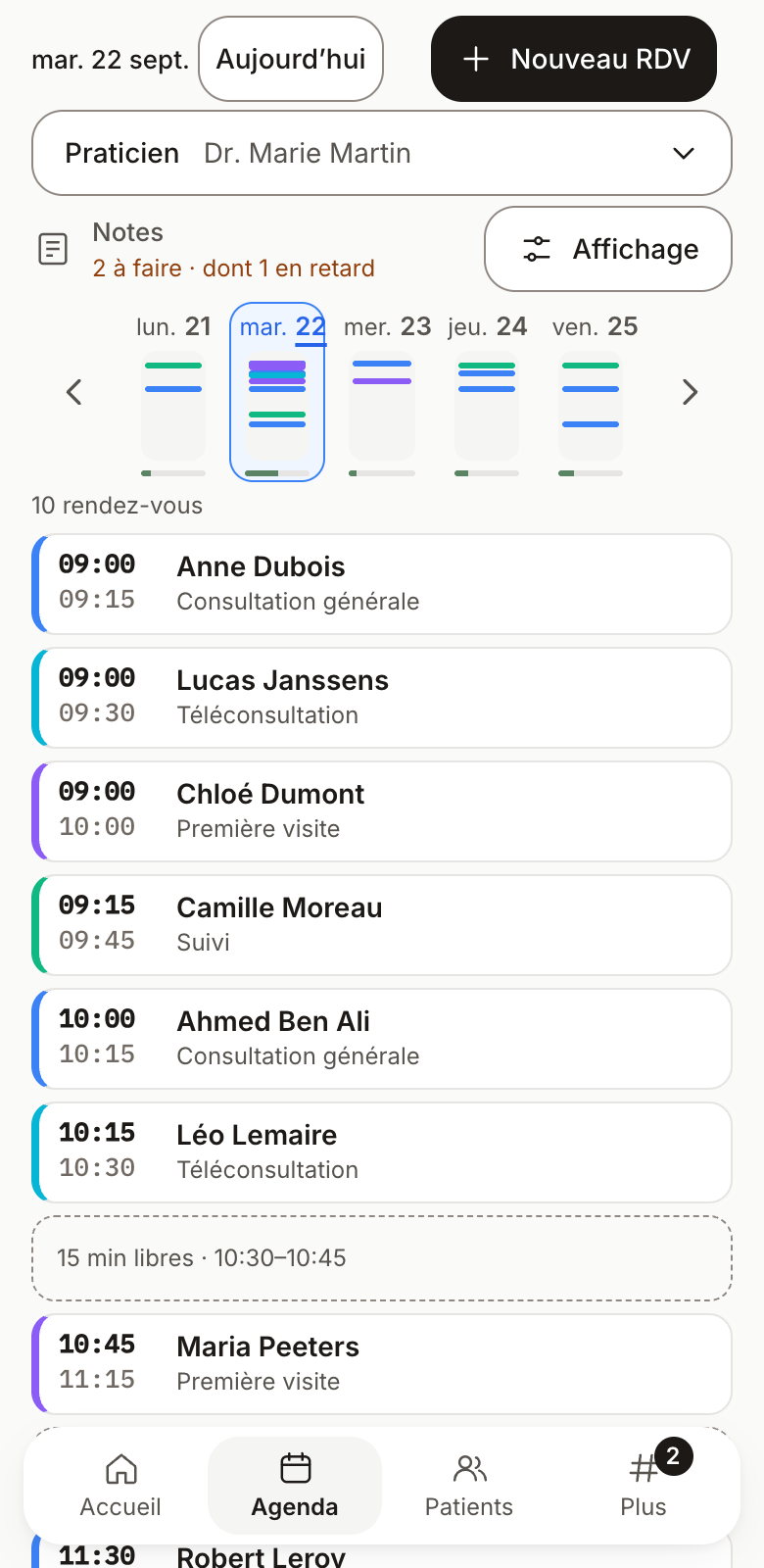 Agenda sur téléphone : la journée d'un praticien en liste, heures de début et de fin, trous libres écrits et bouton « Nouveau RDV ».